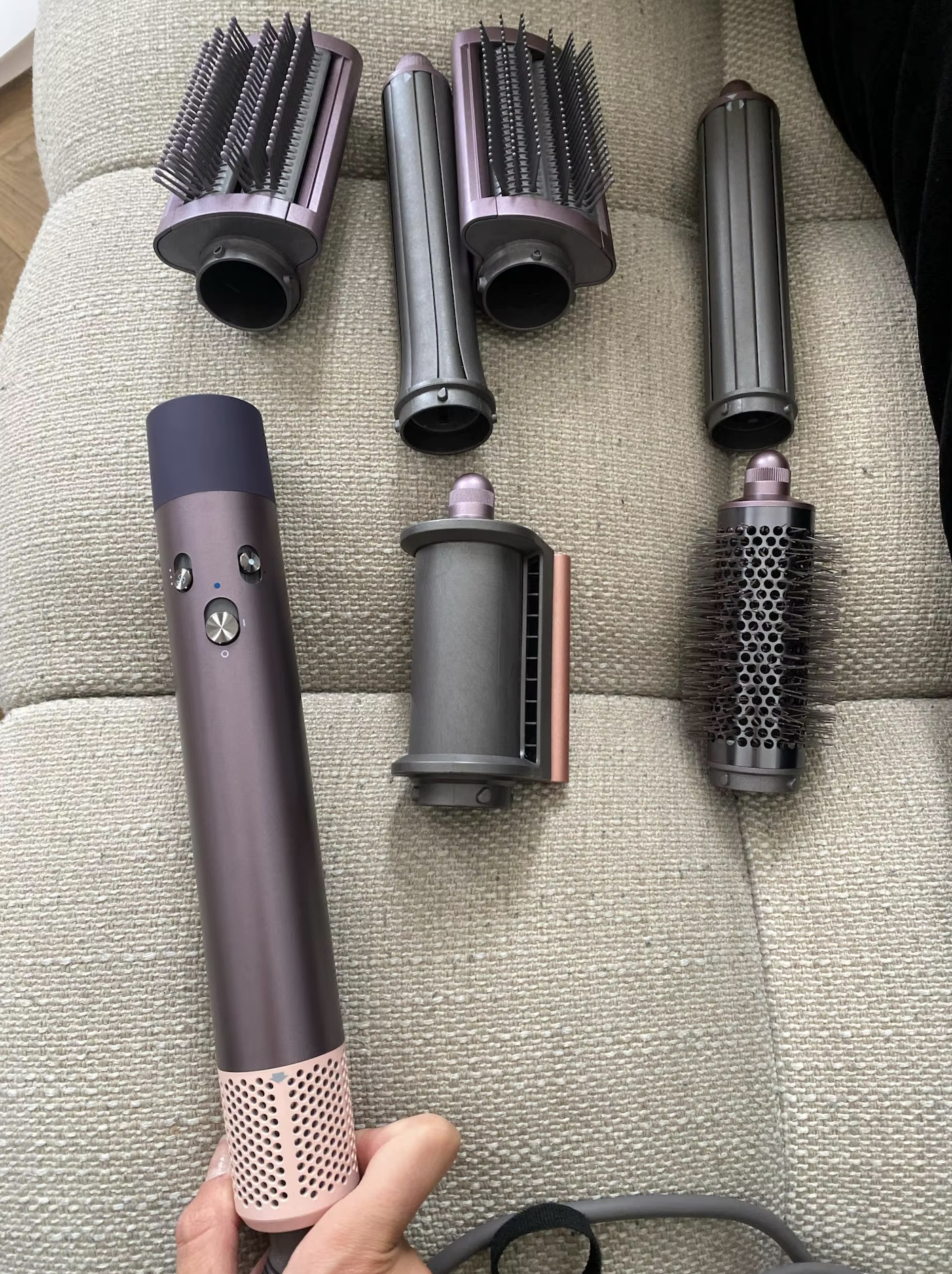 StyloAir multistyler i svart/roséguld med flera utbytbara tillbehör, inklusive rundborste, plattborstar och lockverktyg.
