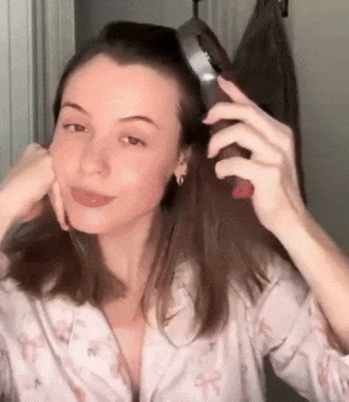 video på kunder som använder vår massageborste med rödljusbehandling, perfekt för att stimulera och stärka hårbotten för att öka hårtillväxt